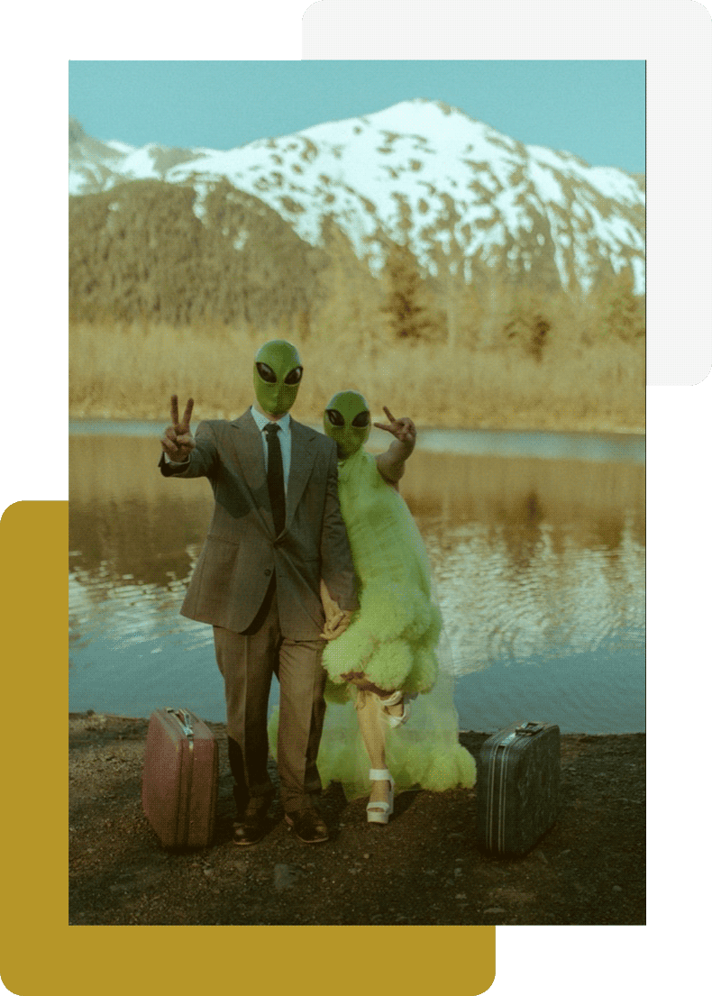 Deux aliens en tenue de soirée devant un lac